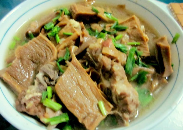 Canh măng nấu xương