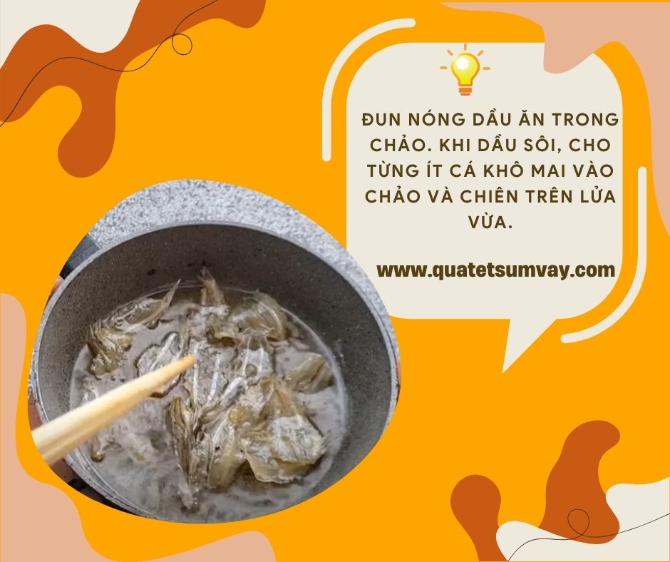 Đun nóng dầu ăn trong chảo. Khi dầu sôi, cho từng ít cá khô mai vào chảo và chiên trên lửa vừa.