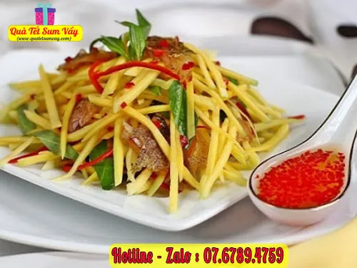 Khô cá đuối trộn gỏi xoài